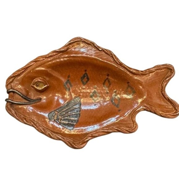Handcrafted Ceramic Fish-Shaped Tray With Unique Glaze Design - Picture 5 of 8